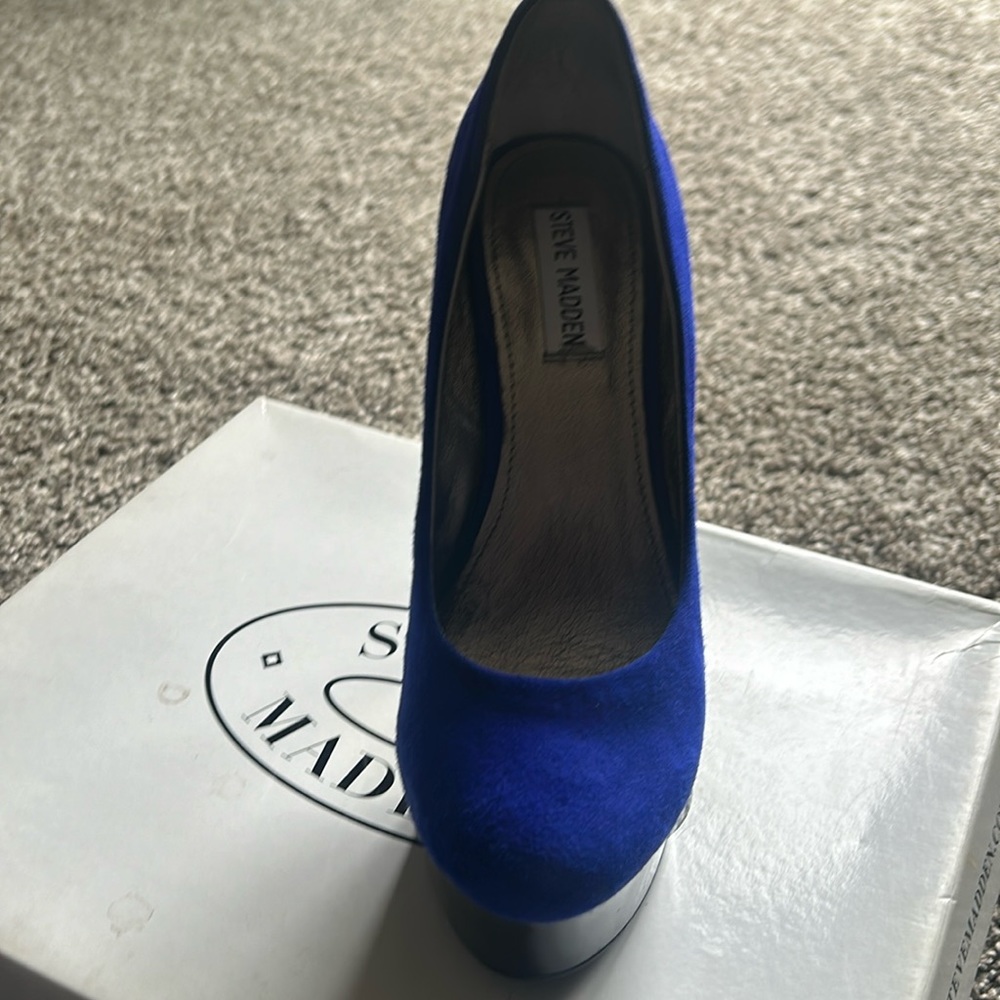 Royal blue pumps from Steve Madden 7 1/2 in size very beautiful slightly worn